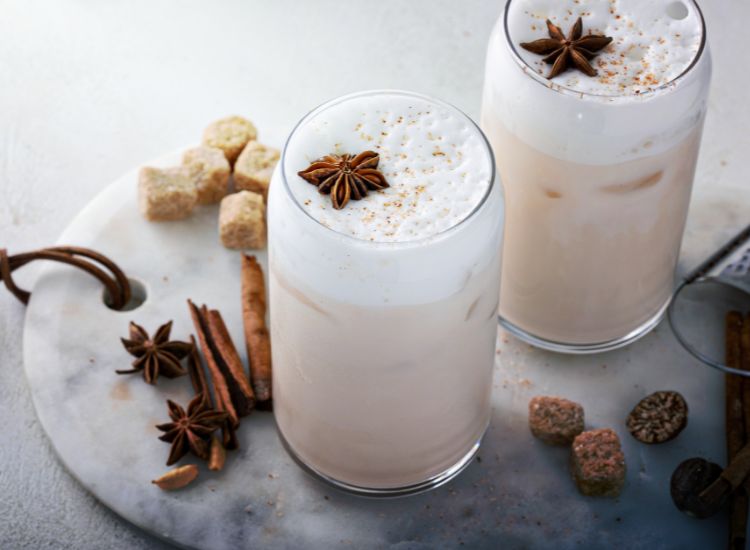 Recette Iced Chai Latte aux épices d’hiver et mousse de lait